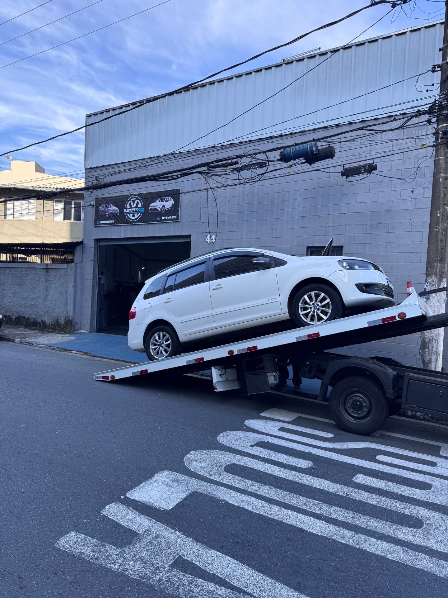 Fachada da Mamute's Car recebendo um VW SpaceFox